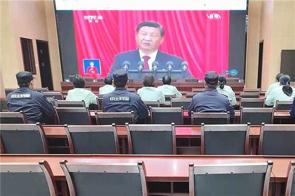 蘭陵農(nóng)商行全體員工懷著喜悅的心情準備集中收看中國共產(chǎn)黨第二十次全國代表大會開幕會。